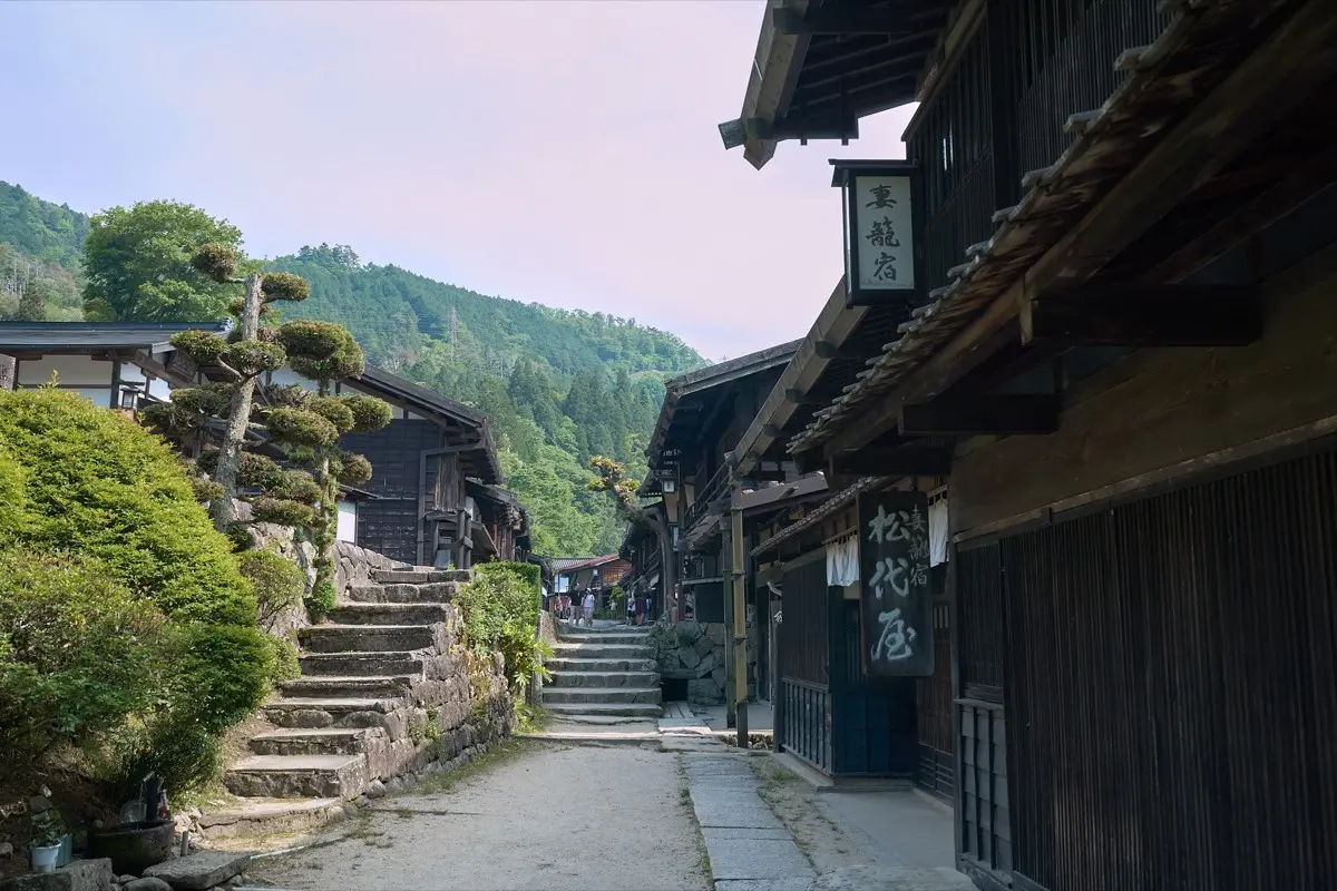 妻籠宿の路地 — 老舗旅館・松代屋と石段
