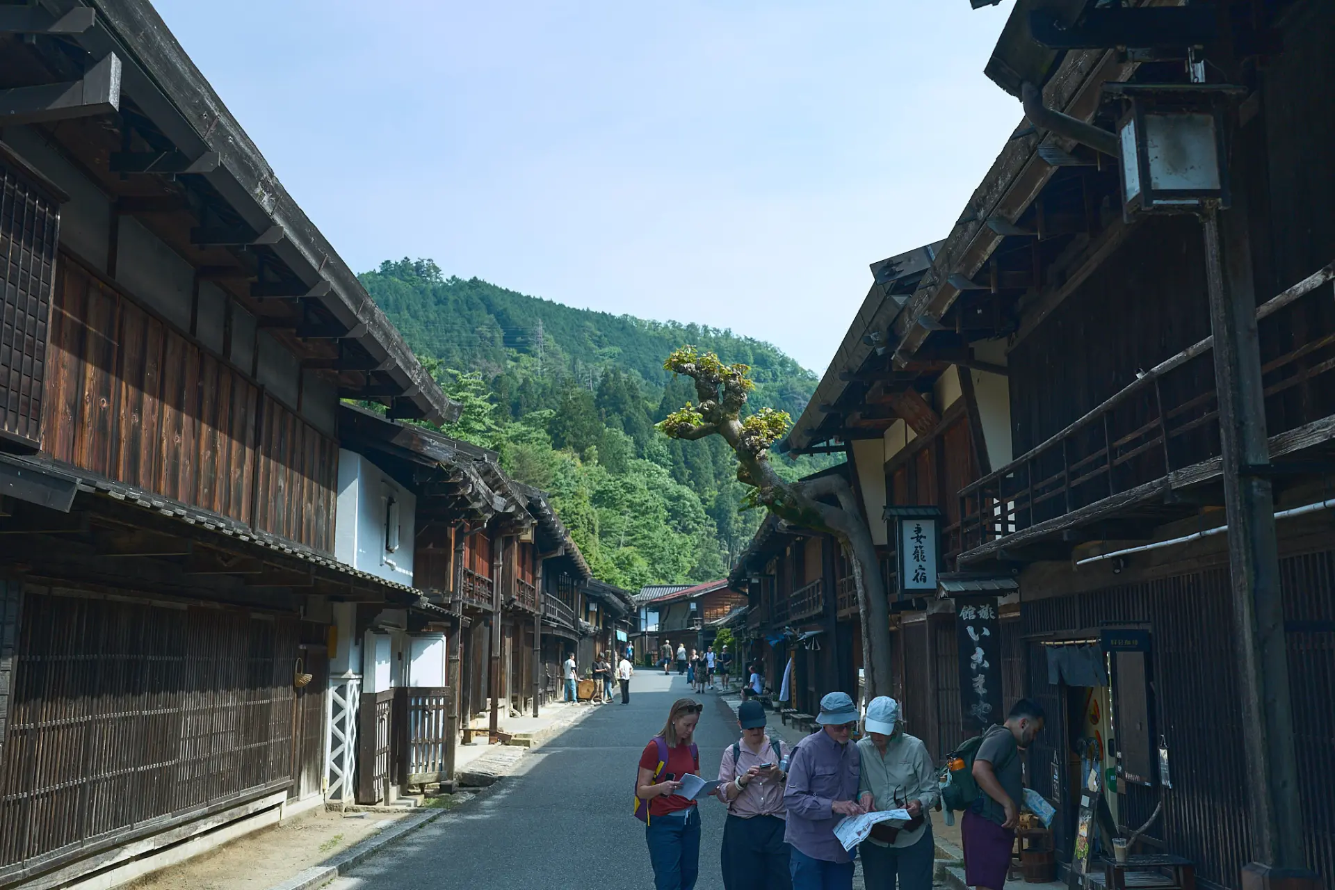 木曽路の名所・妻籠宿の町並み